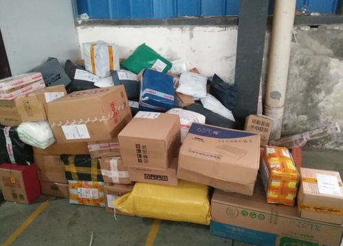 双十一后威远快递仓库 日用品堆成山的震撼景象